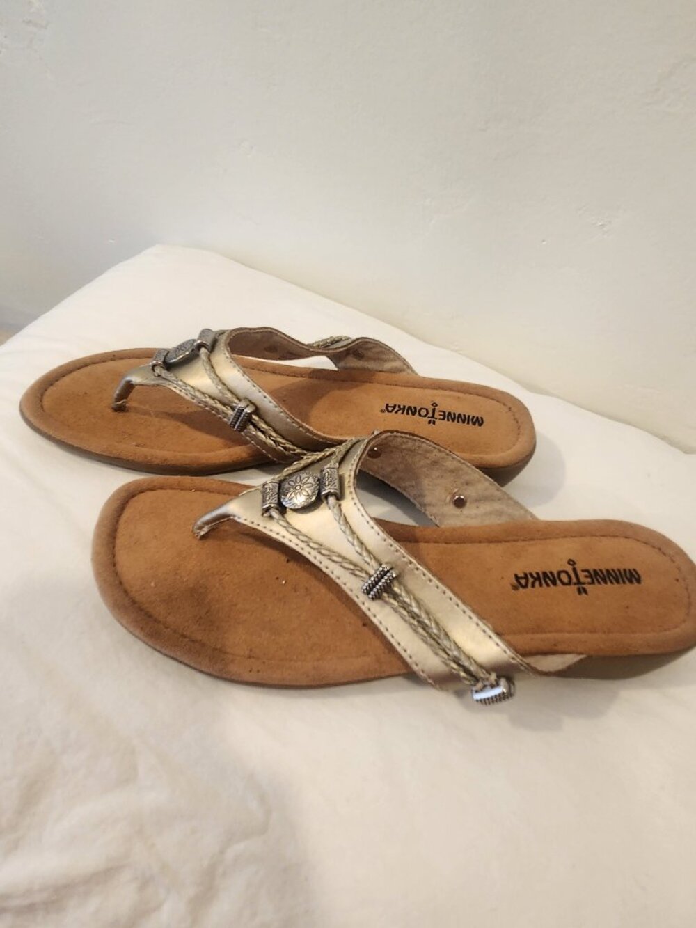 NWOT, Minnetonka leather flip flops, size 8